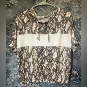 New York & Company SOHO street snake print short sleeve retro hoodie blouse top